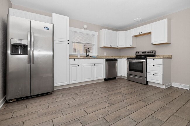 Building Photo - 1631 W Custer Ave