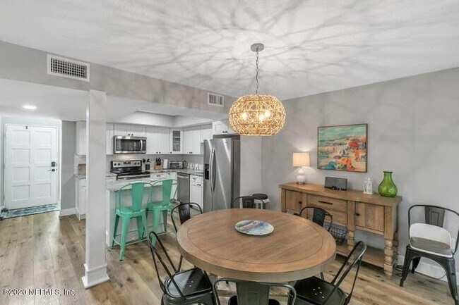 Building Photo - 9831 Sawgrass Dr E