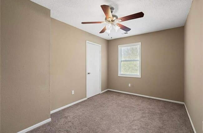 Building Photo - 122 NE Greystone Dr