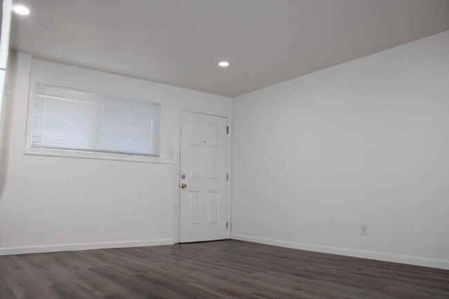 Building Photo - 527 Vaqueros Ave