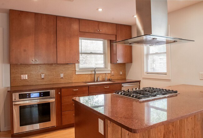 Foto del edificio - Renovated 3-bedroom/1-bath + Bonus Room in South Austin