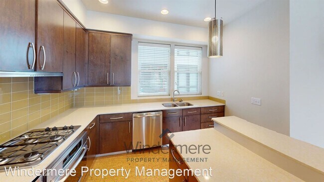 Building Photo - 2 br, 1.5 bath House - 251 W Sumach St