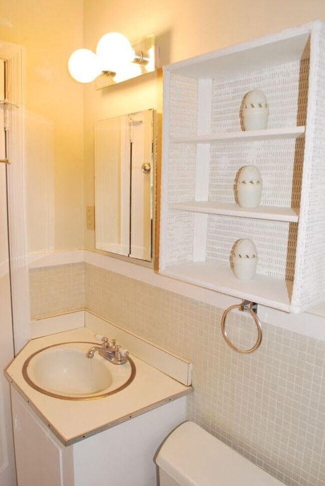 Building Photo - 3 bedroom 1 bathroom i near University of ...