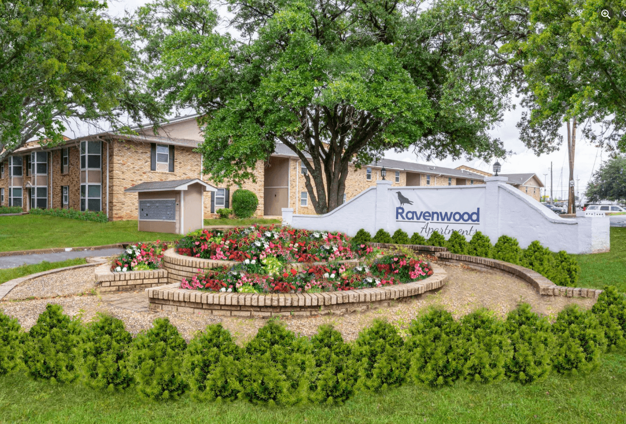 Primary Photo - Ravenwood Apartments