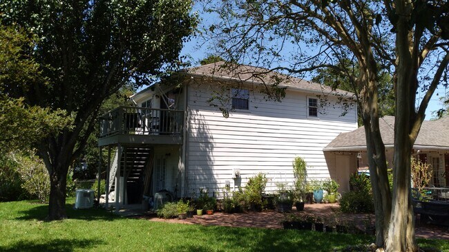 The private detached apt over storehouse garage - 20347 Atascocita Shores Dr