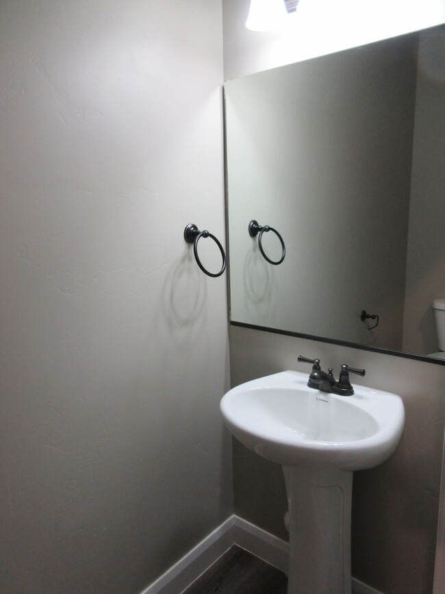 Foto del edificio - Move-In Bonus - Newer town home living in ...