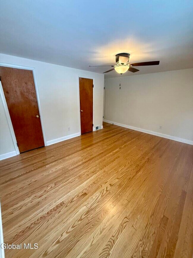 Building Photo - 2 Pinewood Ct