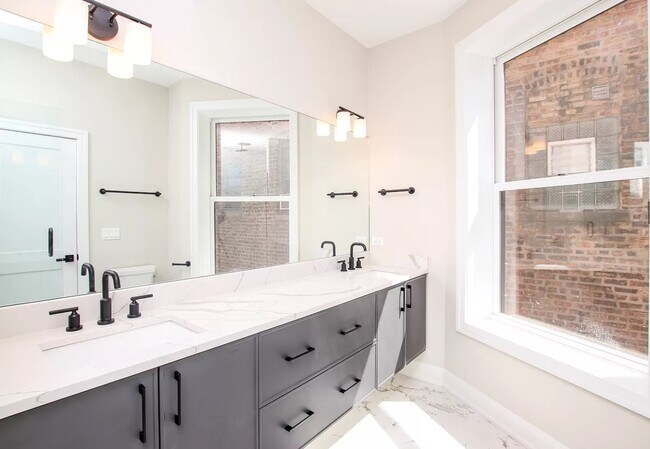 Foto del edificio - 1225 W Addison St