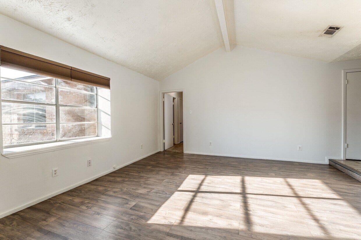 Foto del edificio - 15235 Heron Park Dr
