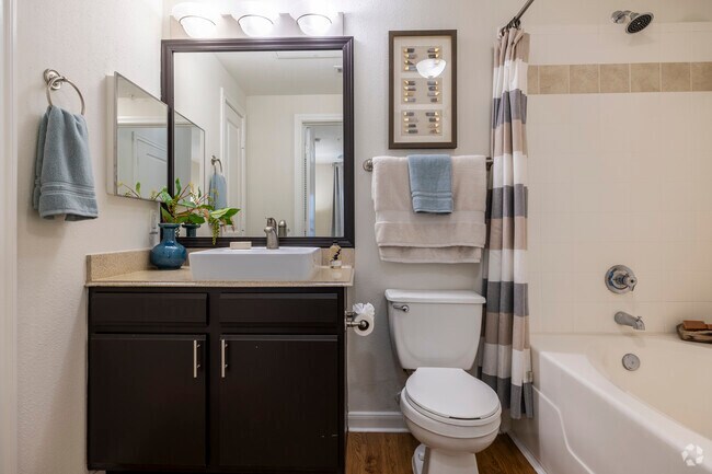 1BR/1BA, 661SF - Bathroom - Sierra at Fall Creek