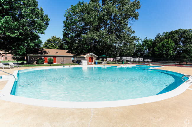 Área junto a la piscina - Westwood Apartments