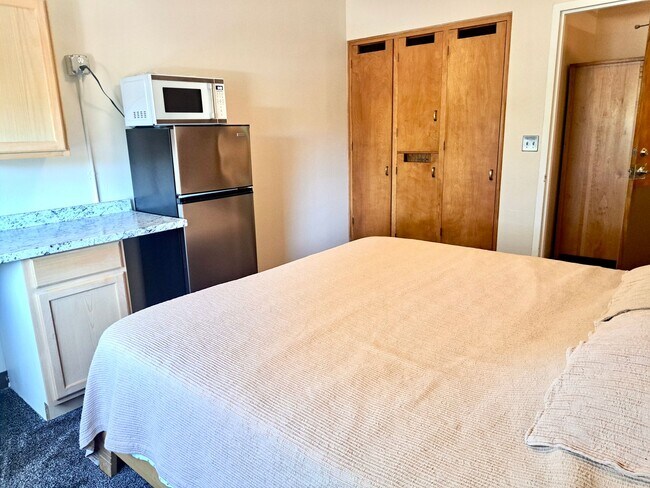 Foto del edificio - UNDER NEW MANAGEMENT: 2bdrm/1ba Efficiency Room - Pet Friendly!