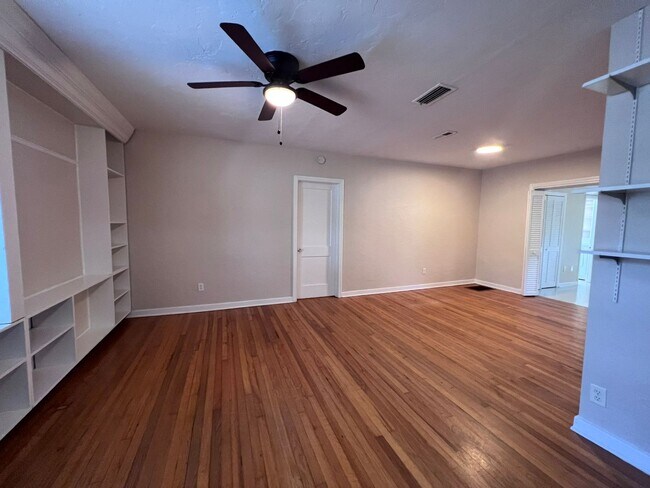 Foto del edificio - 2/2 House Walking Distance to Campus - Available Fall 2026!