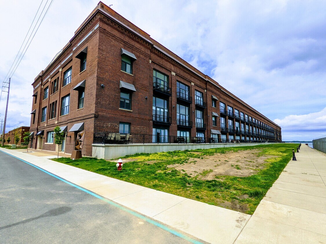Primary Photo - 401 W Shoreline Dr