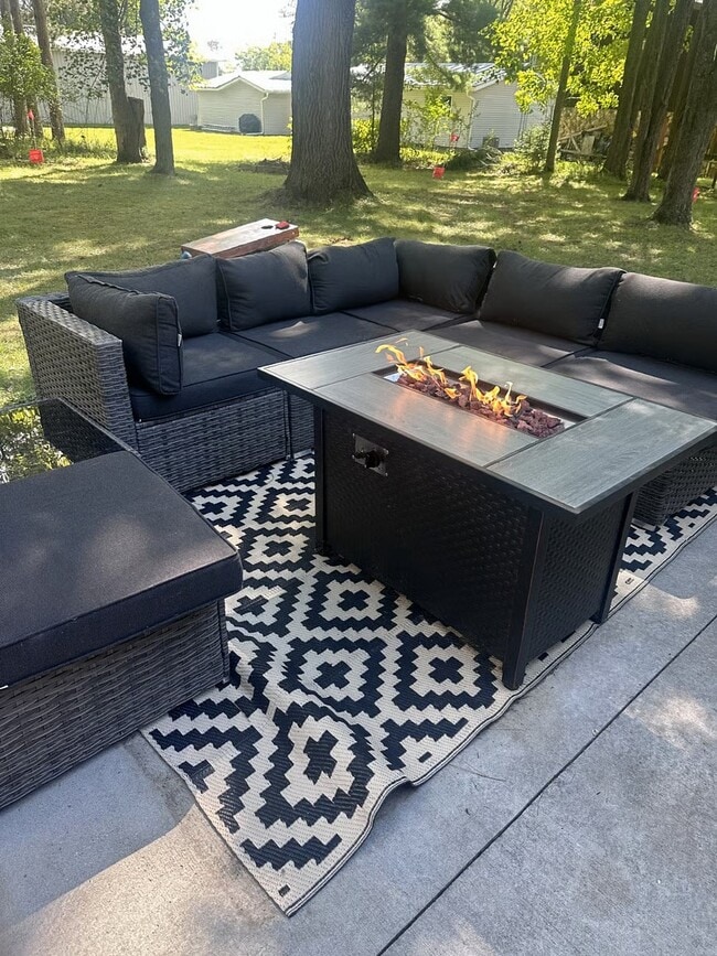 Building Photo - 1305 E Grandview