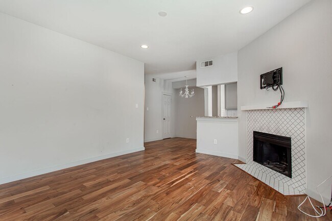 Building Photo - 1 Bed, 1 Bath condo near Lower Greenville!