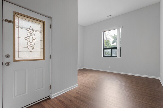 Foto del edificio - 2451 W Howard St