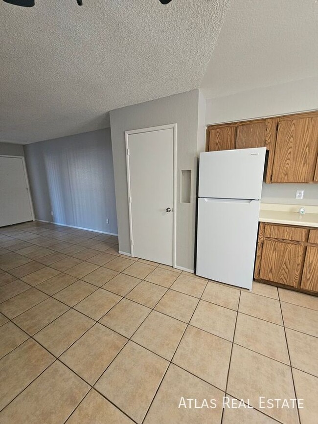 Building Photo - Available! 2 bed/ 1 bath Apartment