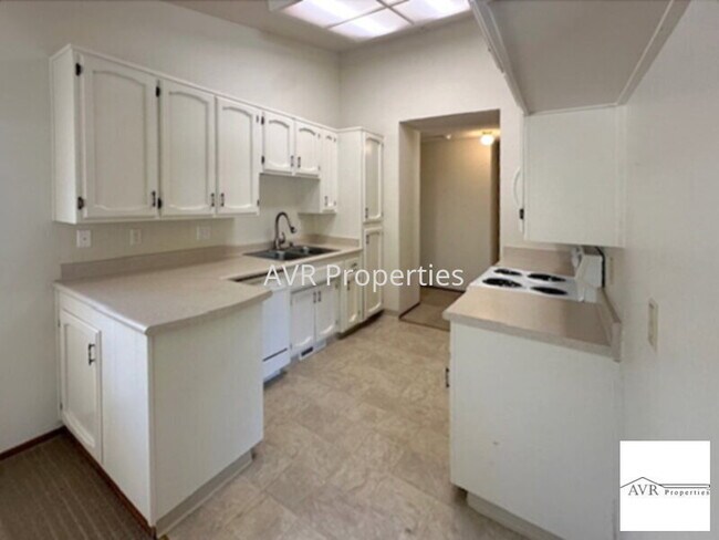 Foto del edificio - Beautiful end unit townhome in great commu...