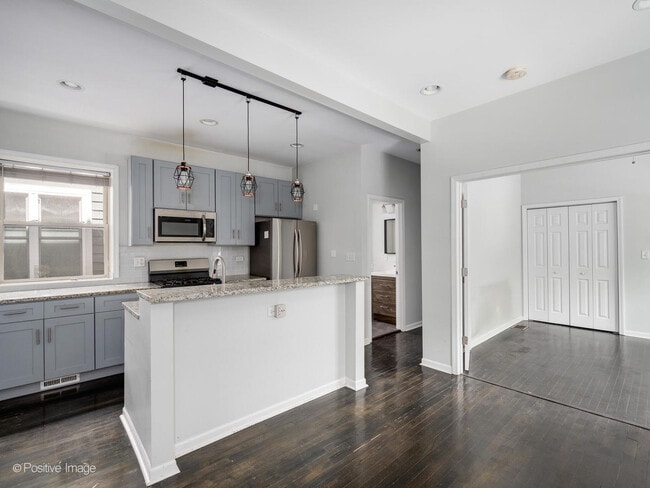 Building Photo - 5134 N Oakley Ave