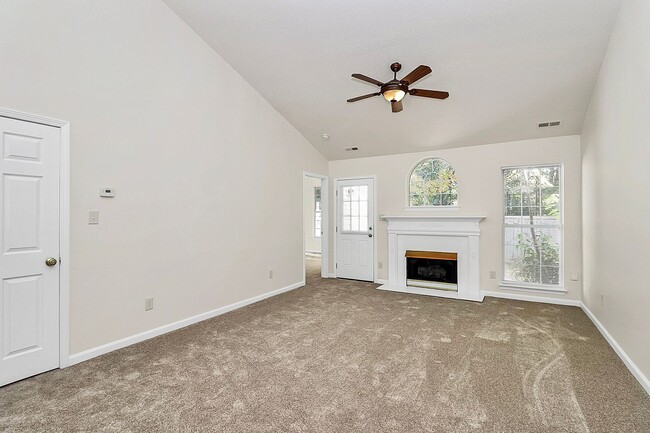 Foto del edificio - Updated Three Bedroom Home in Northwoods N...