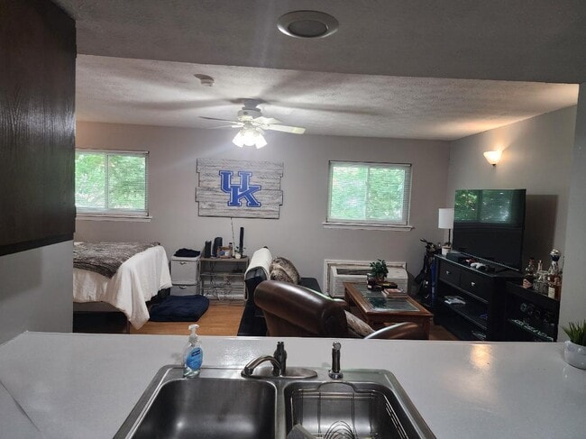 Building Photo - 562 Woodland Ave