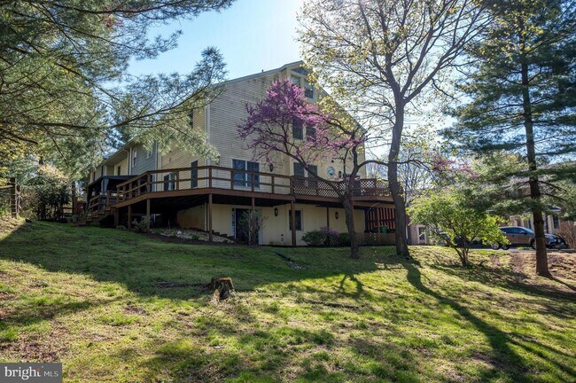 Building Photo - 327 Valley View Dr