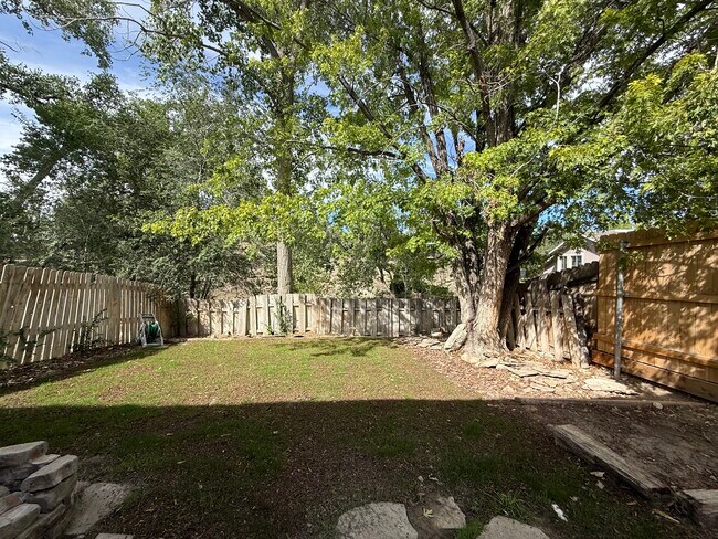 Foto del edificio - 2412 1/2 Hidden Valley Dr