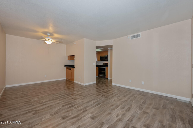 Building Photo - 17 E Ruth Ave
