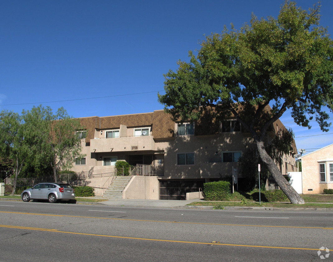 Primary Photo - 3709 W Victory Blvd