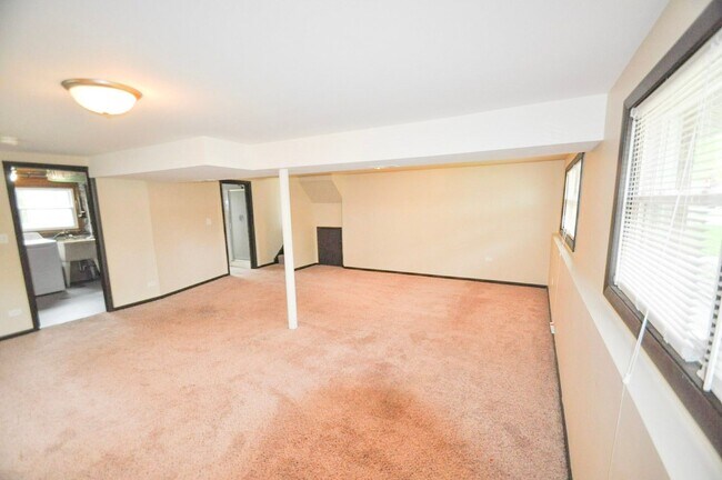 Building Photo - 15145 Ridgeland Ave