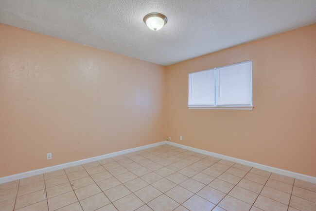 Building Photo - 5209 S Pleasant Valley Rd