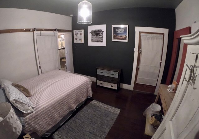 Dormitorio soleado con entrada privada. - 2220 Julian Ave