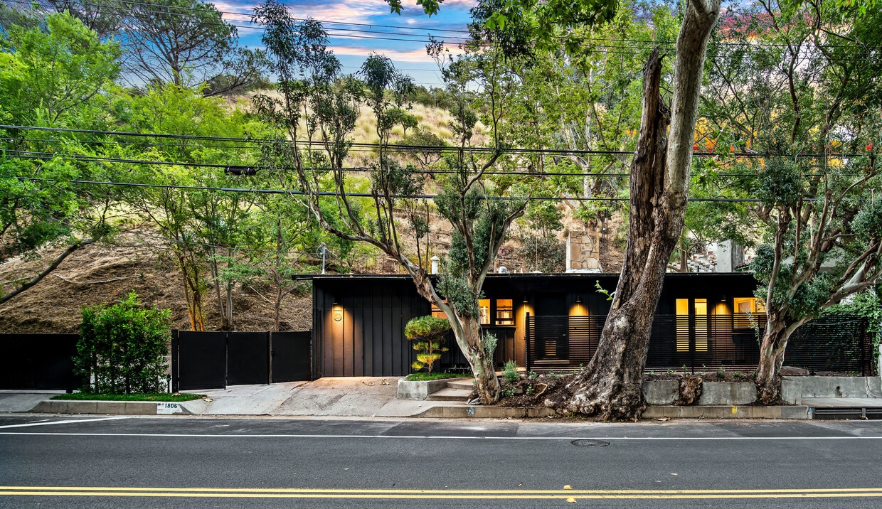 Frente - 1806 Benedict Canyon Dr