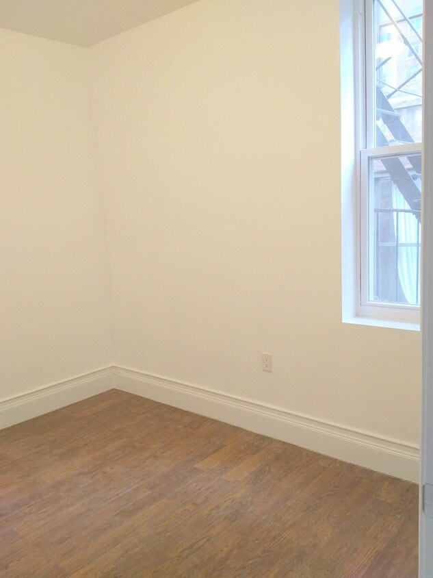 Building Photo - 136 W 28th St