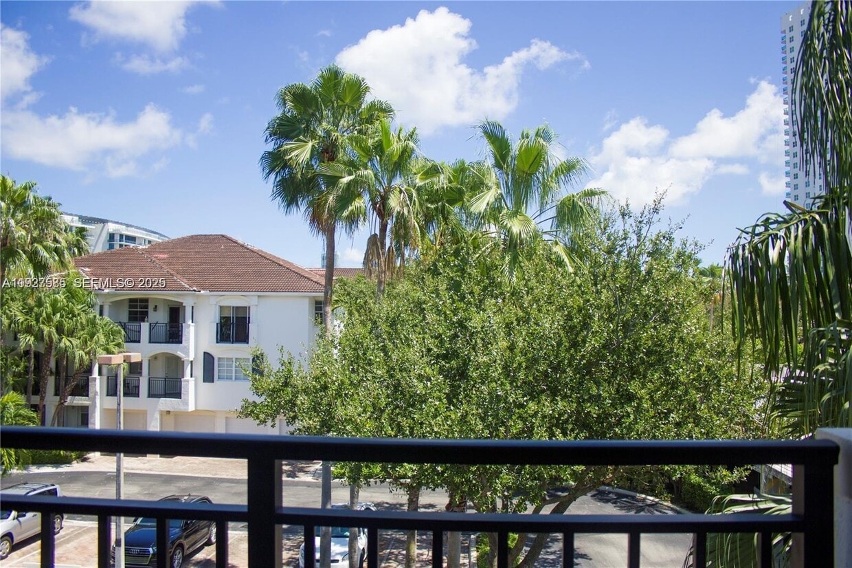 Foto principal - 3145 NE 184th St