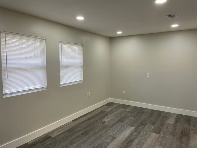 Building Photo - 112 Park Ln Dr
