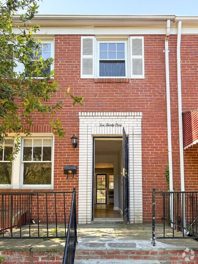Building Photo - 1031 E Lake Ave