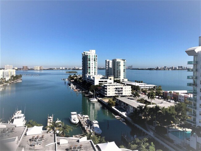 Foto del edificio - 7900 Harbor Island Dr