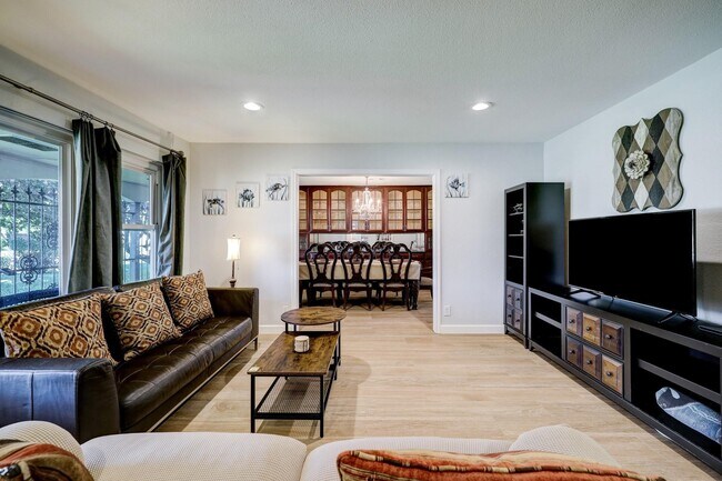 Foto del edificio - 2824 Palm Cir E
