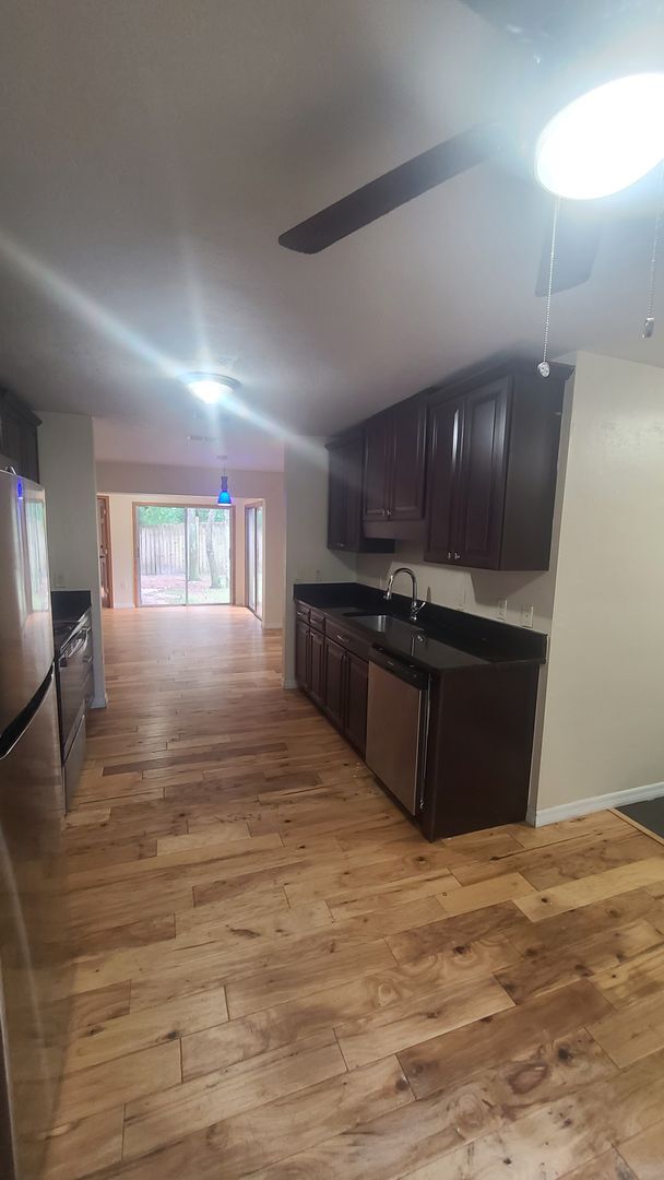 Foto del edificio - Beautiful 4 bedroom home with large fenced...