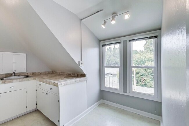 Building Photo - Beautiful Studio in Prime Palo Alto Location!