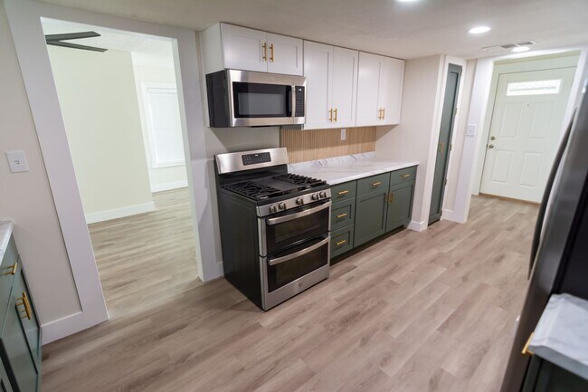 Foto del edificio - GORGEOUSLY REMODELED 3 BEDROOM 2 BATHROOM ...
