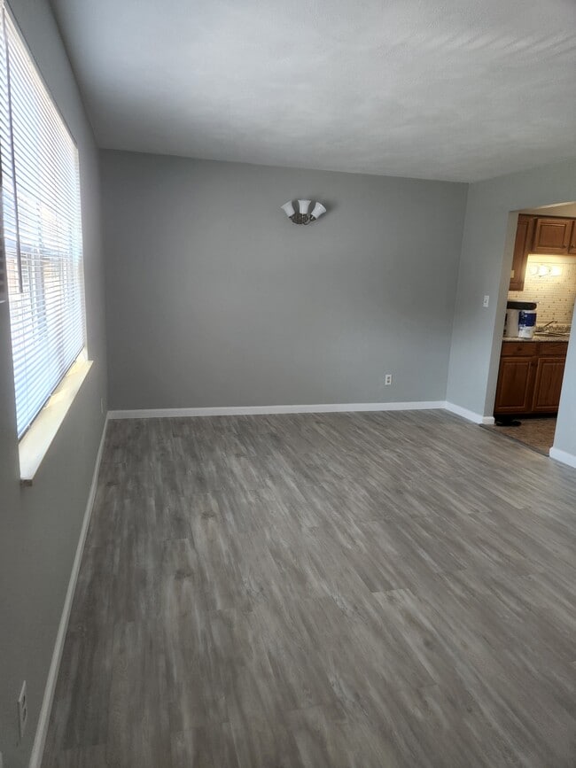Grandes ventanales en la sala de estar con persianas de imitación madera. - 212 N 44th St