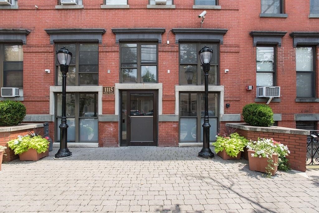 Primary Photo - 1115 Willow Ave