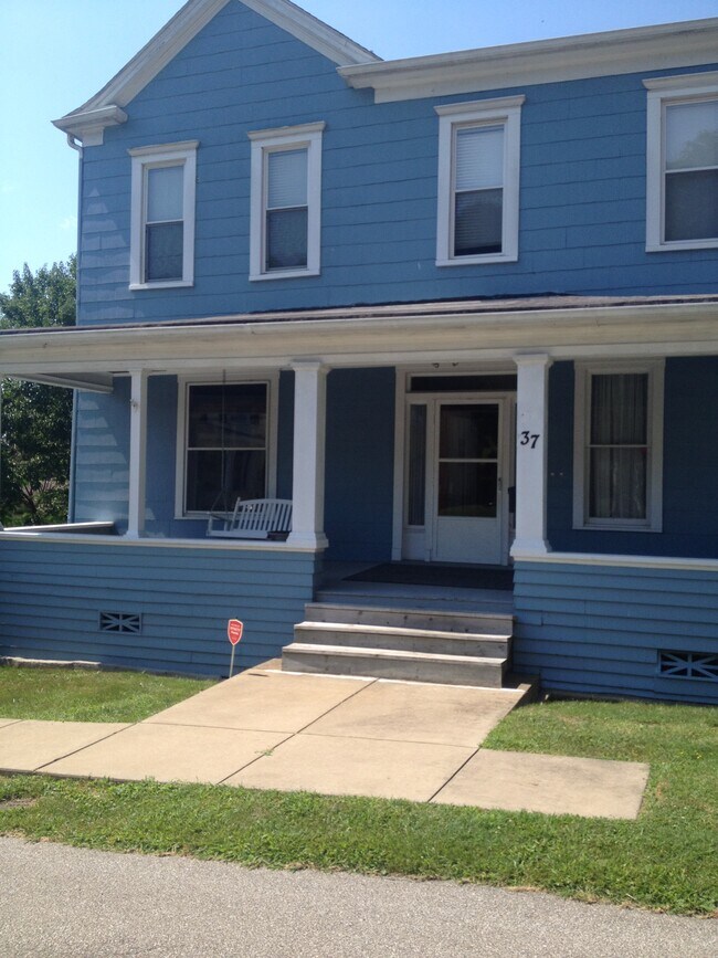 large front porch - 37 Era St