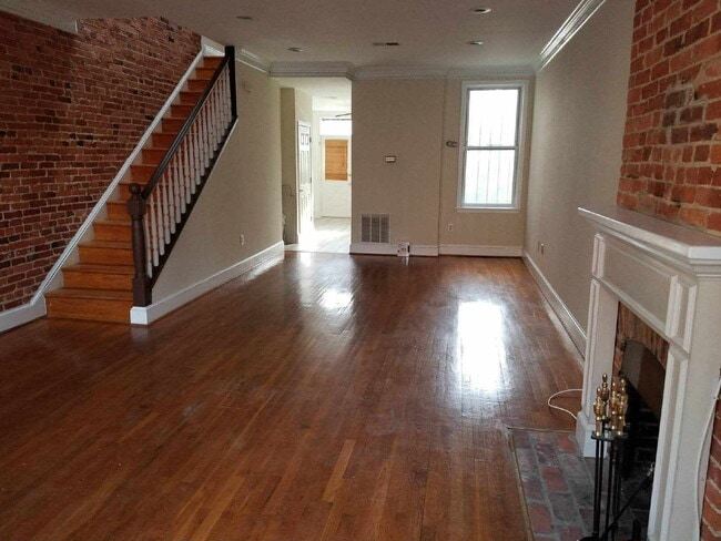 Foto del edificio - Sophisticated NW DC Home Featuring 3 Bedrooms, Fireplace & Outdoor Oasis