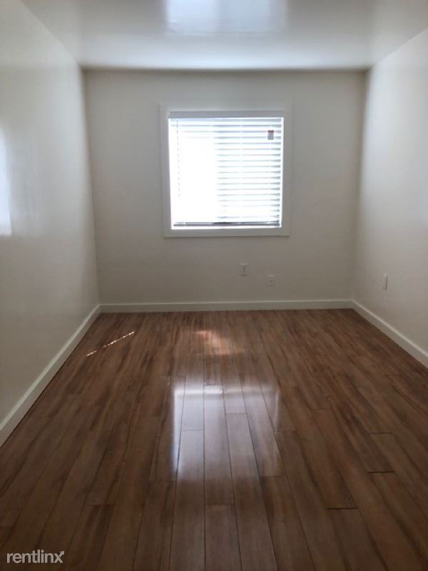 Building Photo - 1 br, 1 bath Duplex - 685 33rd St Unit B