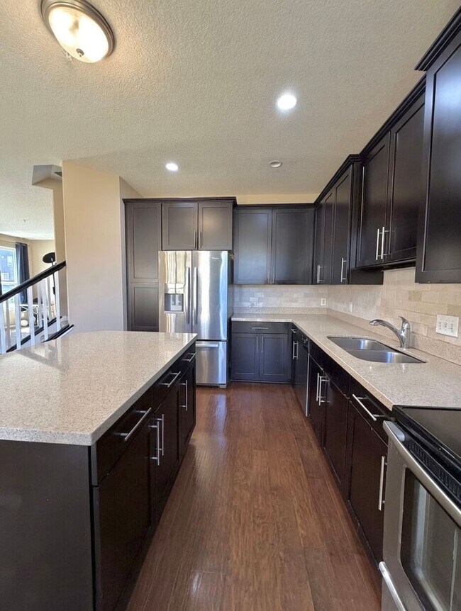 Foto del edificio - Rare 4 Bedroom End Unit Townhome in The Beautiful Stonemill Farms of Woodbury