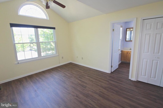 Foto del edificio - 270 Deer Run Ct